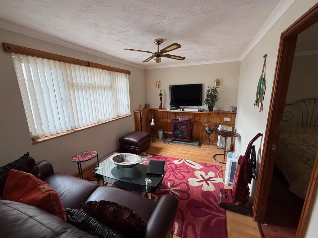 Lot: 18 - TWO-BEDROOM HOLIDAY CHALET FOR IMPROVEMENT - Main living room